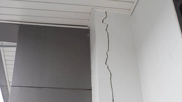 Kodėl sienose atsiranda įtrūkimų ir kaip jų išvengti?