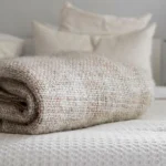 kaip-tinkamai-skalbti-dziovinti-ir-laikyti-vilnones-antklodes-ekspertu-paslaptys.webp.webp